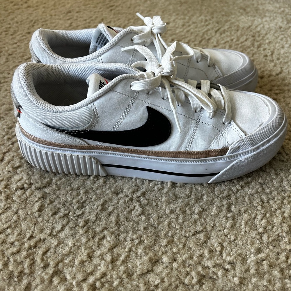 Nike White and Black Sneakers